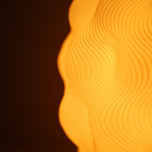 Lade das Bild in den Galerie-Viewer, Numo LED Design-Tischlampe – Wellenoptik & Warmlicht Moonou GbR