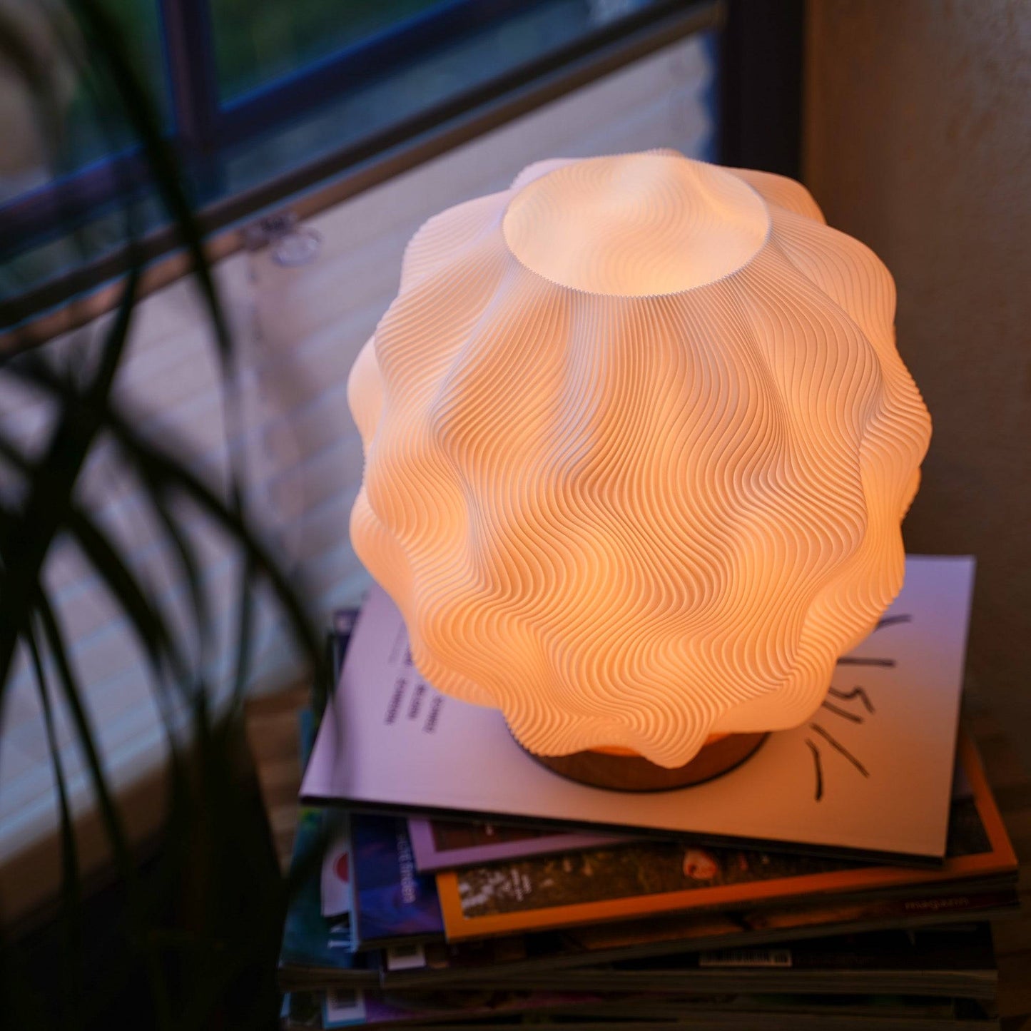 Numo LED Design-Tischlampe – Wellenoptik & Warmlicht Moonou GbR