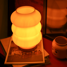 Lade das Bild in den Galerie-Viewer, Luma LED Design-Tischlampe – Sanfte Rundungen & Wohlfühllicht Moonou GbR