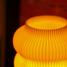 Lade das Bild in den Galerie-Viewer, Luma LED Design-Tischlampe – Sanfte Rundungen & Wohlfühllicht Moonou GbR