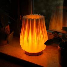 Lade das Bild in den Galerie-Viewer, Cora LED Design-Tischlampe – 3D-Druck & Eichenholz