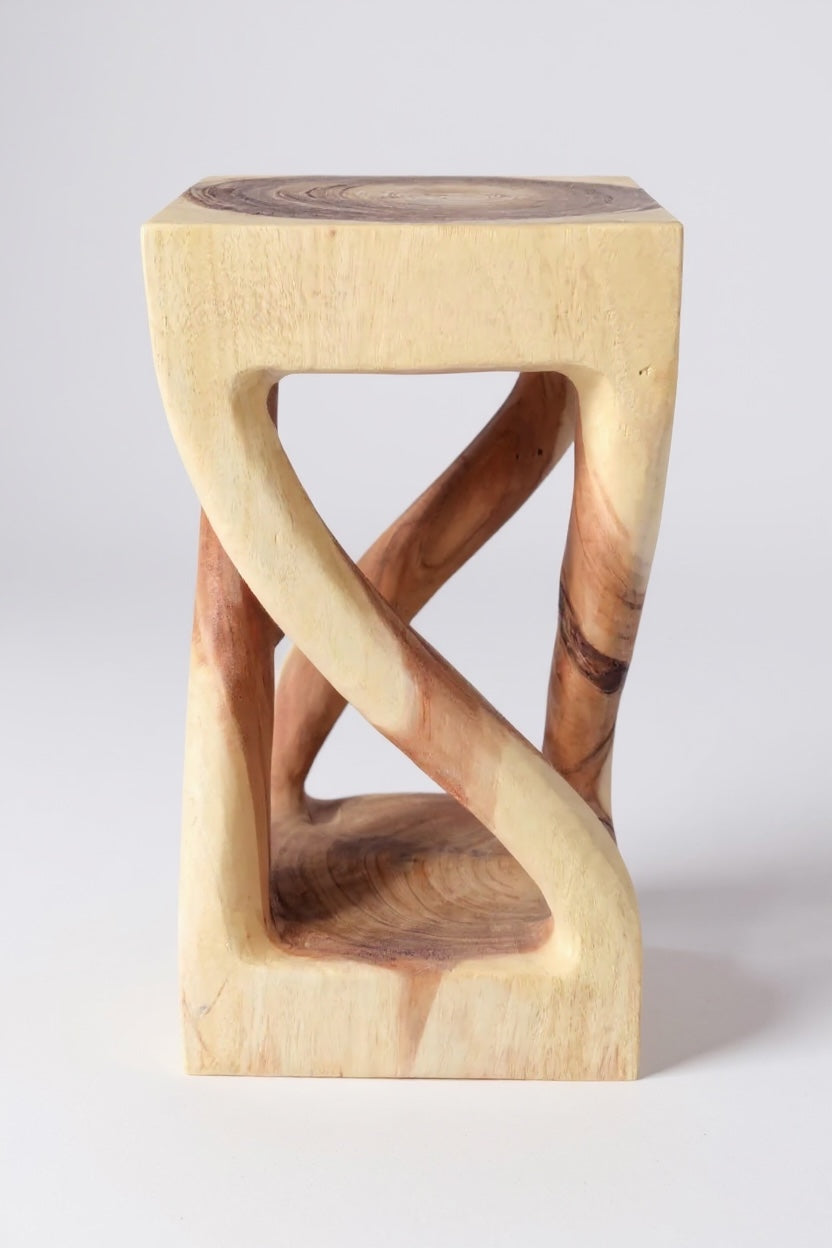 Vireo – Gedrehter Holzhocker aus massivem Suarholz FaHome