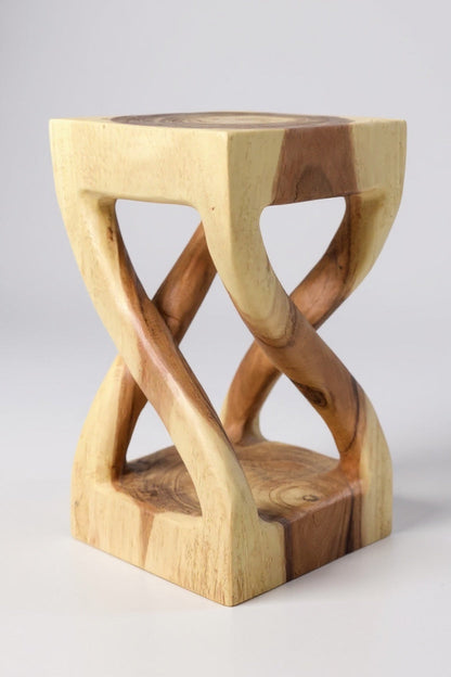 Vireo – Gedrehter Holzhocker aus massivem Suarholz FaHome