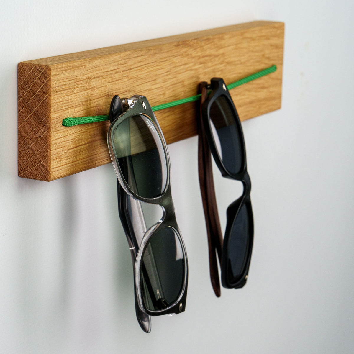 Brillenhalter SPECULA aus Holz