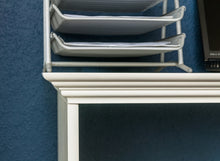 Lade das Bild in den Galerie-Viewer, Bologna Elegante Massivholz Kiefer Schreibtisch 1-Türig | Farbe weiß
