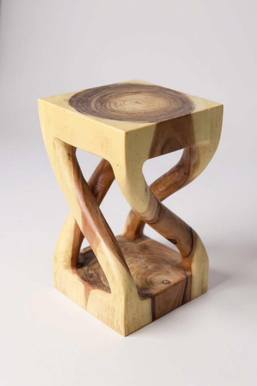 Vireo – Gedrehter Holzhocker aus massivem Suarholz FaHome