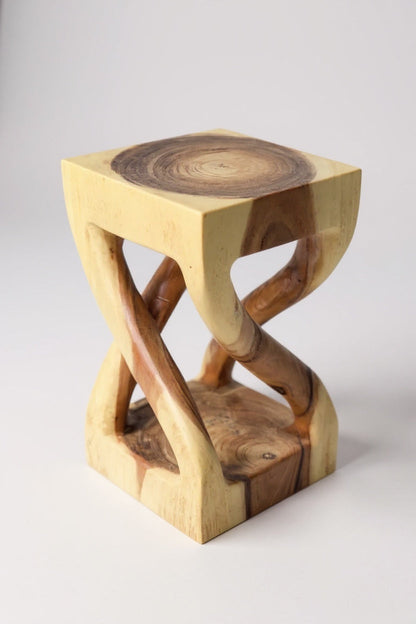 Vireo – Gedrehter Holzhocker aus massivem Suarholz FaHome