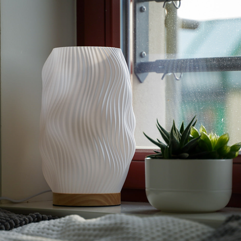 Flow LED Design-Tischlampe – Wellenoptik & Warmlicht Moonou GbR