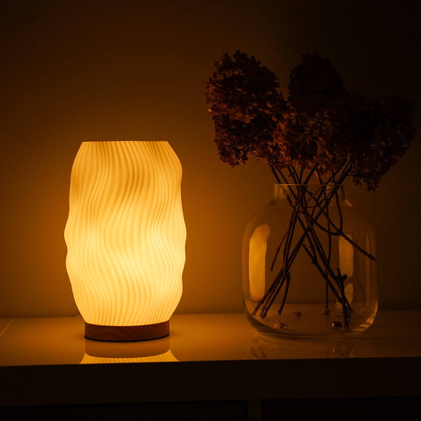 Flow LED Design-Tischlampe – Wellenoptik & Warmlicht Moonou GbR