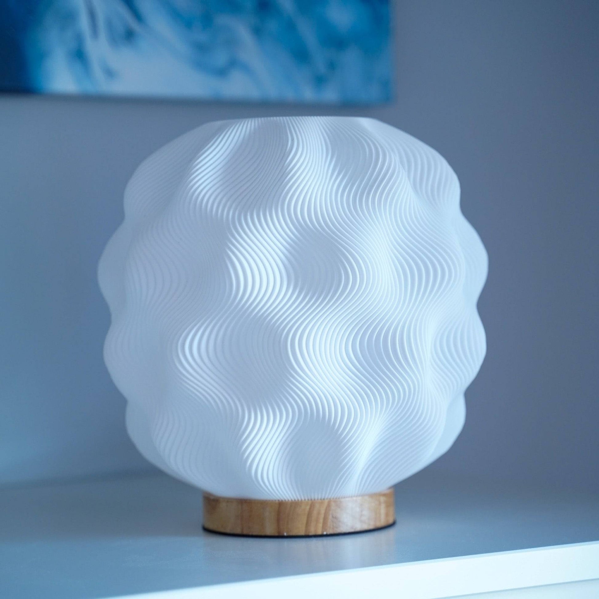 Numo LED Design-Tischlampe – Wellenoptik & Warmlicht Moonou GbR