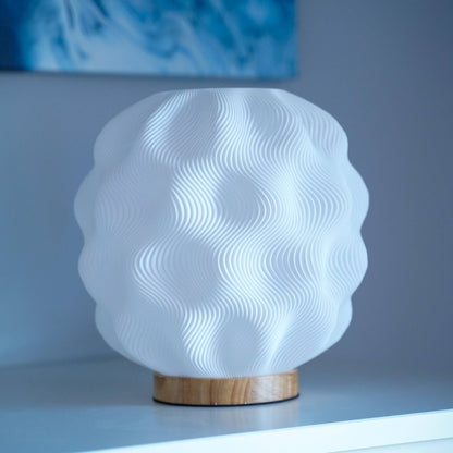 Numo LED Design-Tischlampe – Wellenoptik & Warmlicht Moonou GbR