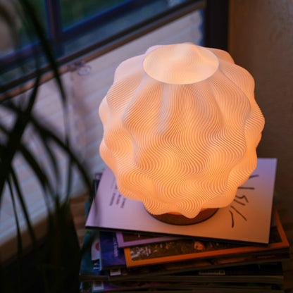 Numo LED Design-Tischlampe – Wellenoptik & Warmlicht Moonou GbR