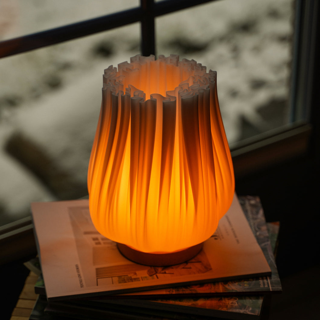 Cora LED Design-Tischlampe – 3D-Druck & Eichenholz