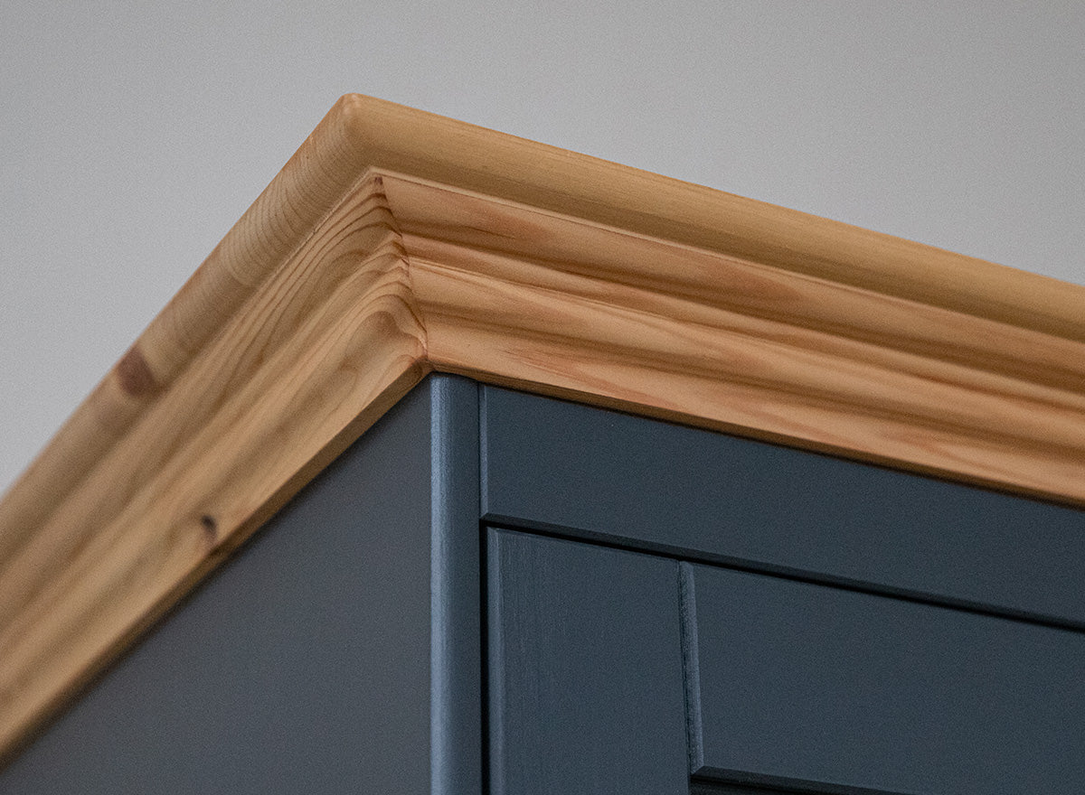 Bologna Elegante Glasvitrine in Graphit – Massivholz und Stilvoller Stauraum Kiefer Massivholz