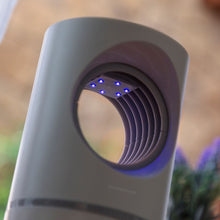 Lade das Bild in den Galerie-Viewer, MückenFrei Pro - Leise UV Sauglampe gegen Insekten
