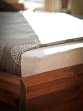Lade das Bild in den Galerie-Viewer, AGUZZO Massivholzbett Kiefer Massivholz
