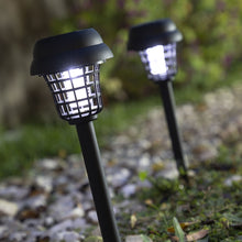 Lade das Bild in den Galerie-Viewer, Solarbetriebene Gartenlampe - Ideal gegen Mücken
